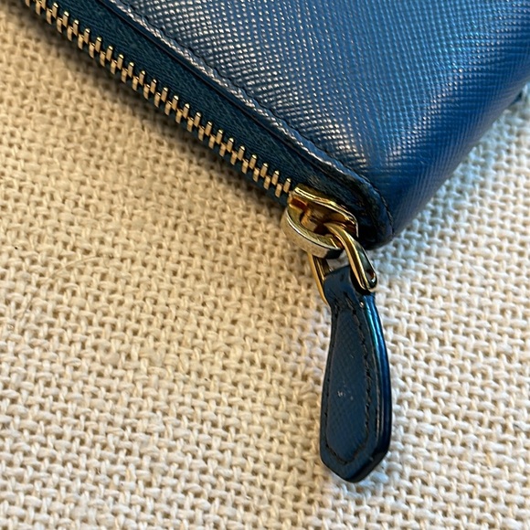 Authentic Prada Long Zippy Wallet in GUC - Picture 4 of 12